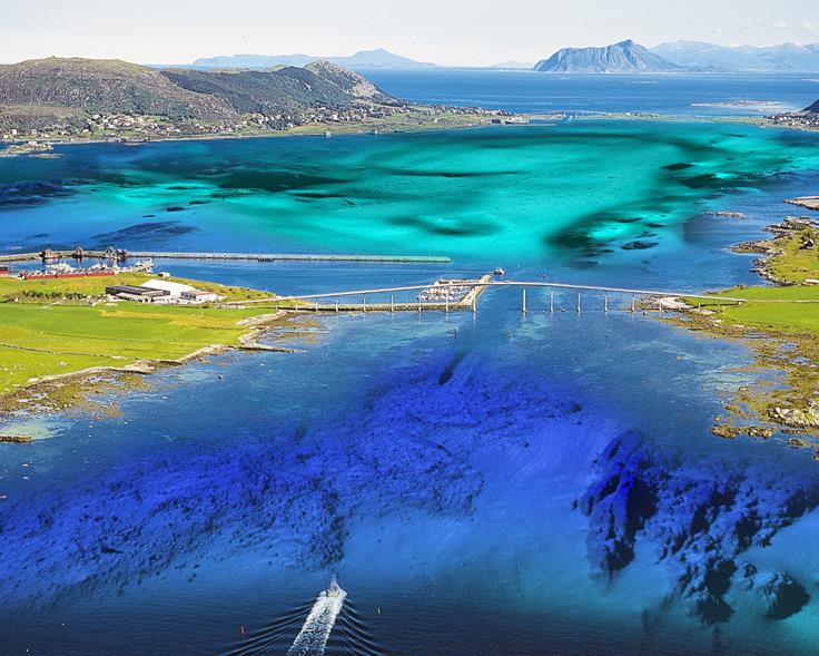 Flyfoto av Søre Vaulen med terrengmodell av havnbunn redigert inn i bildet. Fotomontasje.