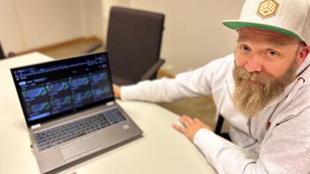Geodataingeniør Tom-Erik B. Aasheim i Ringerike kommune framfor ein PC.Foto: Synne Storvik