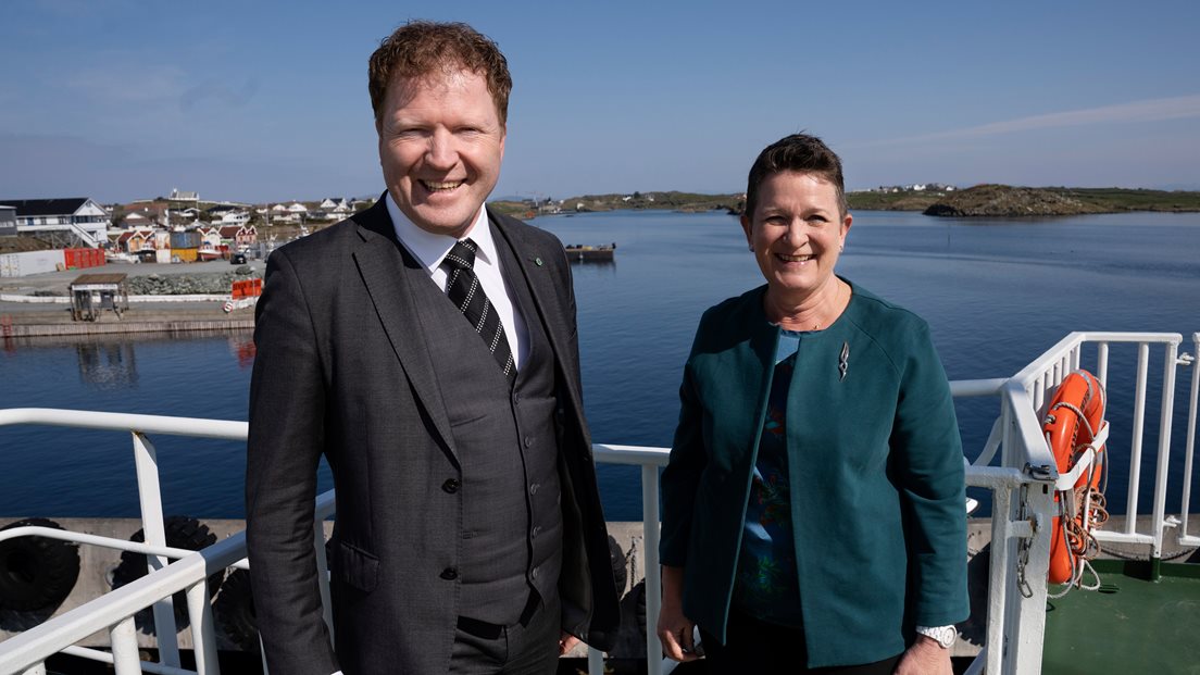Statsråd Sigbjørn Gjelsvik og direktør Birte Noer Borrevik fra Kartverkets sjødivisjon står på dekk på ferga med Kvitsøy i bakgrunnen, Foto: Marie Von Korgh