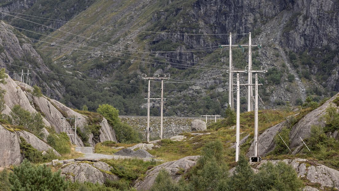 Kraftlinjer ved Fjellhaugvatn i Matre, Kvinnherad.