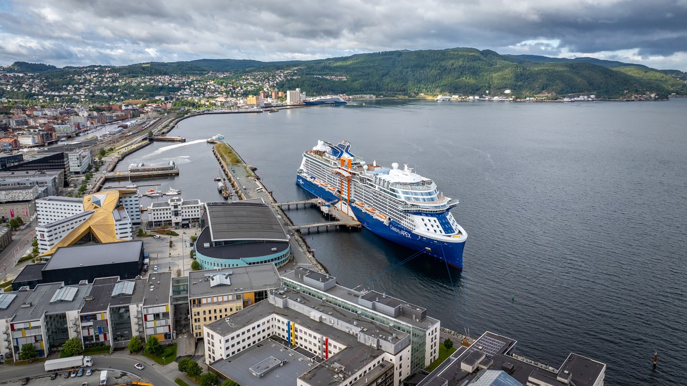 Cruiseskipet MS Celebrity Apex ligg til kai i Trondheim.