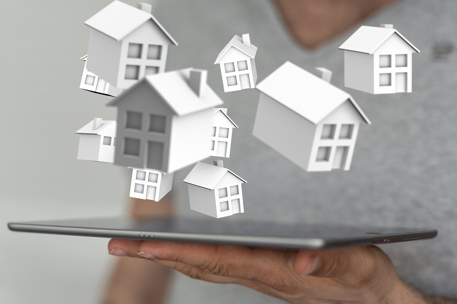 Svevende papirhus over nettbrett