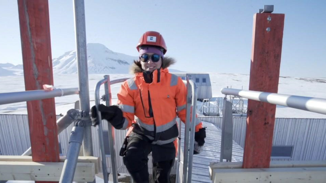 Susana på vei opp stige utendørs på observatoriet