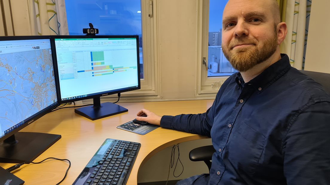 Niels Granum i Kartveret sitter foran datamaskin med kartdata på skjermen.