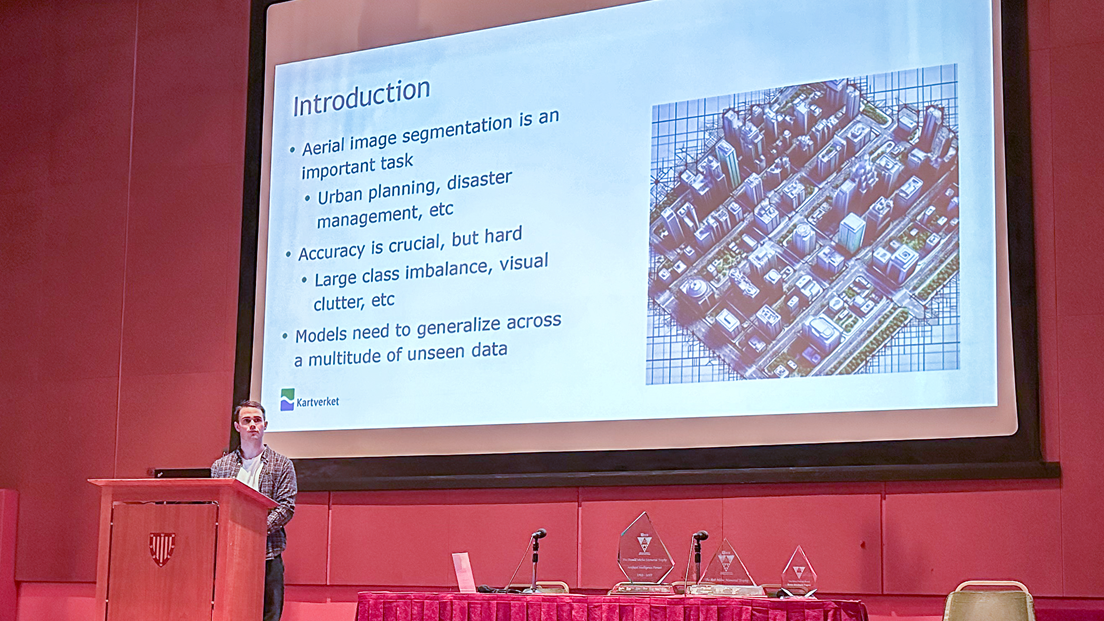 Ph.d student Sander Jyhne presenterer sin forskning på «SGAI International Conference on Artificial Intelligence» i Cambridge, Storbritannia i desember. Foto: Rune Alexander Laursen