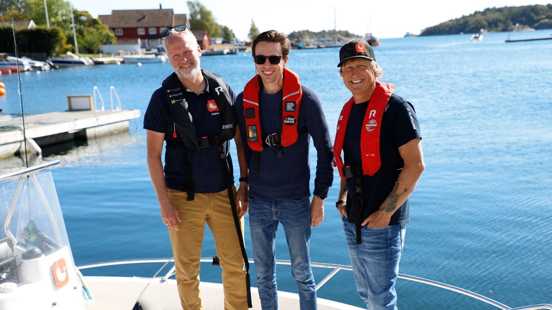 Gründerne Trond Arne Gjone, utviklingsansvarlig Trond Svandal og fiskeekspert Asgeir Alvestad står på dekk på en motorbåt. Foto: Synne Storvik