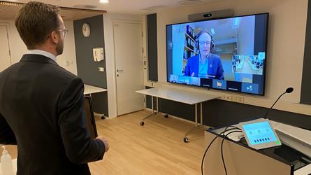 Nikolai Astrup i videomøte foran TV-skjerm