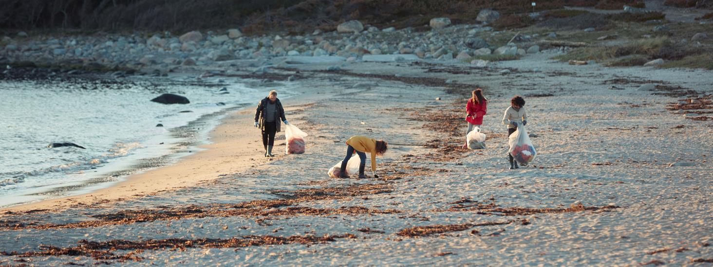 Ungdommer rydder søppel å strand