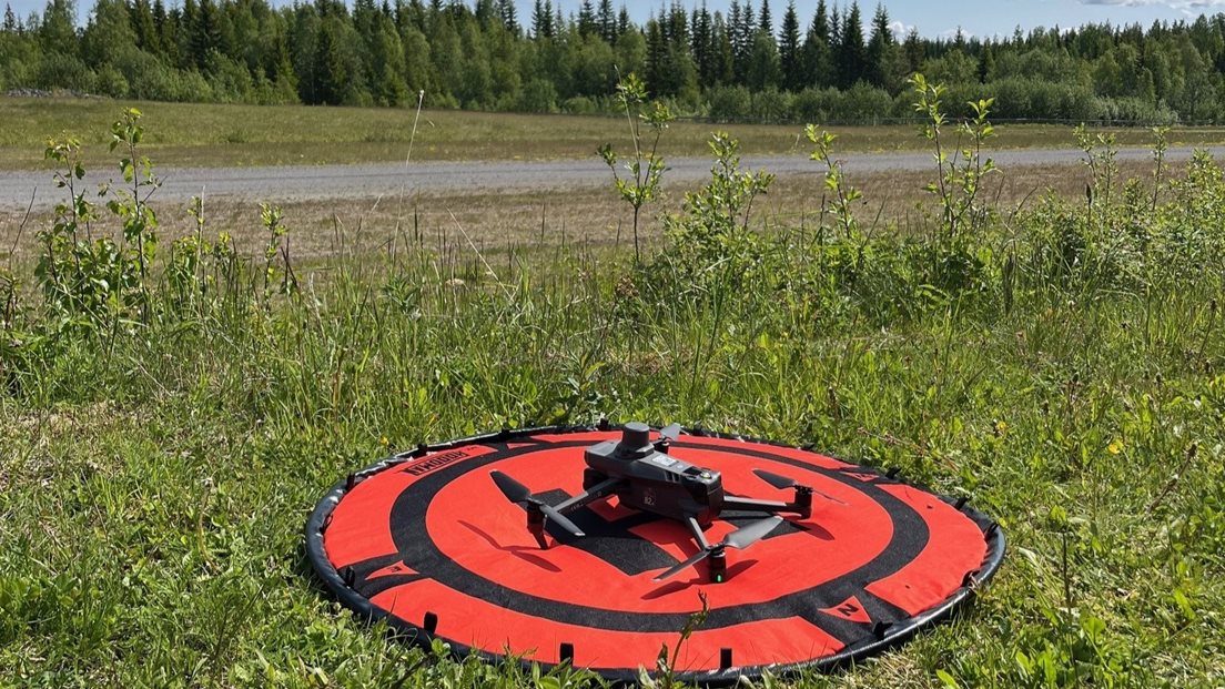 Drone på bakken med grønt gress på alle kanter