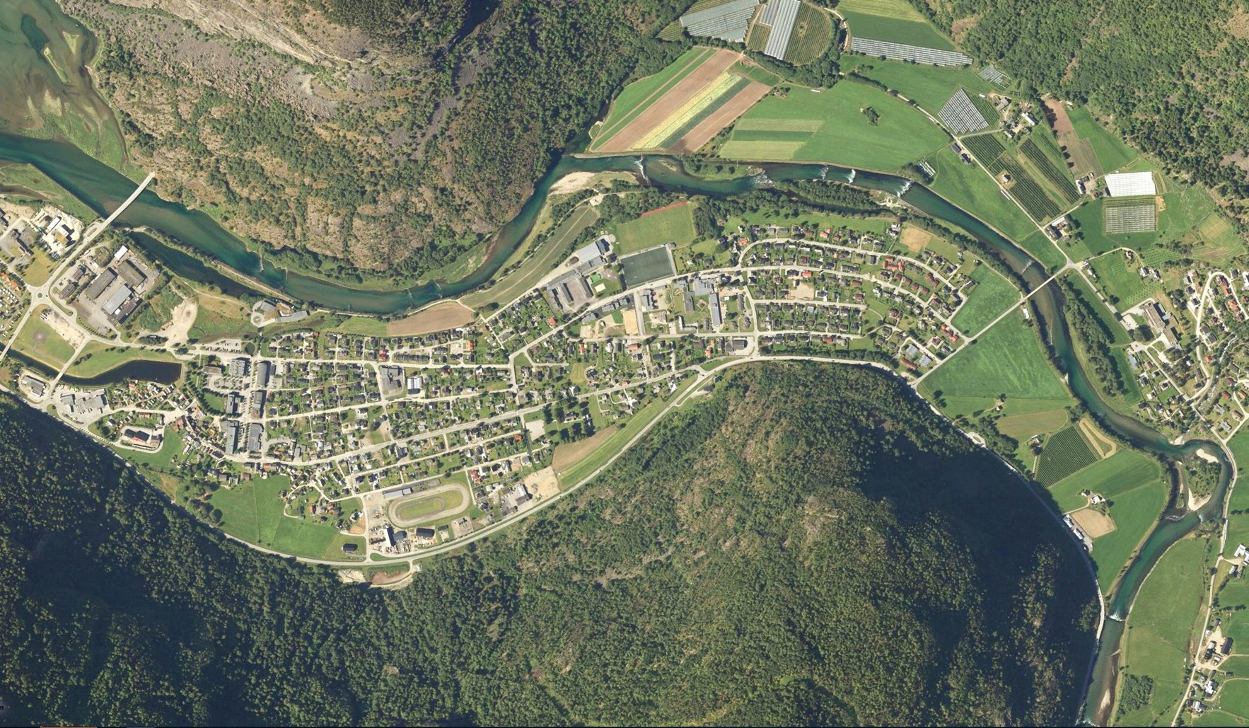 Flyfoto over Lærdalsøyri, fra Norgeibilder.no
