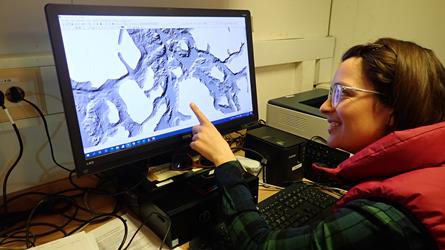 Havforsker Katherine Dunlop foran skjerm som kartlegger havbunnen i Troms. Foto: Havforskningsinstituttet