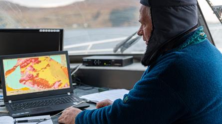 Mann om bord i en båt peker i sedimentkart vist på en PC. Foto: Nils Roar Hareide