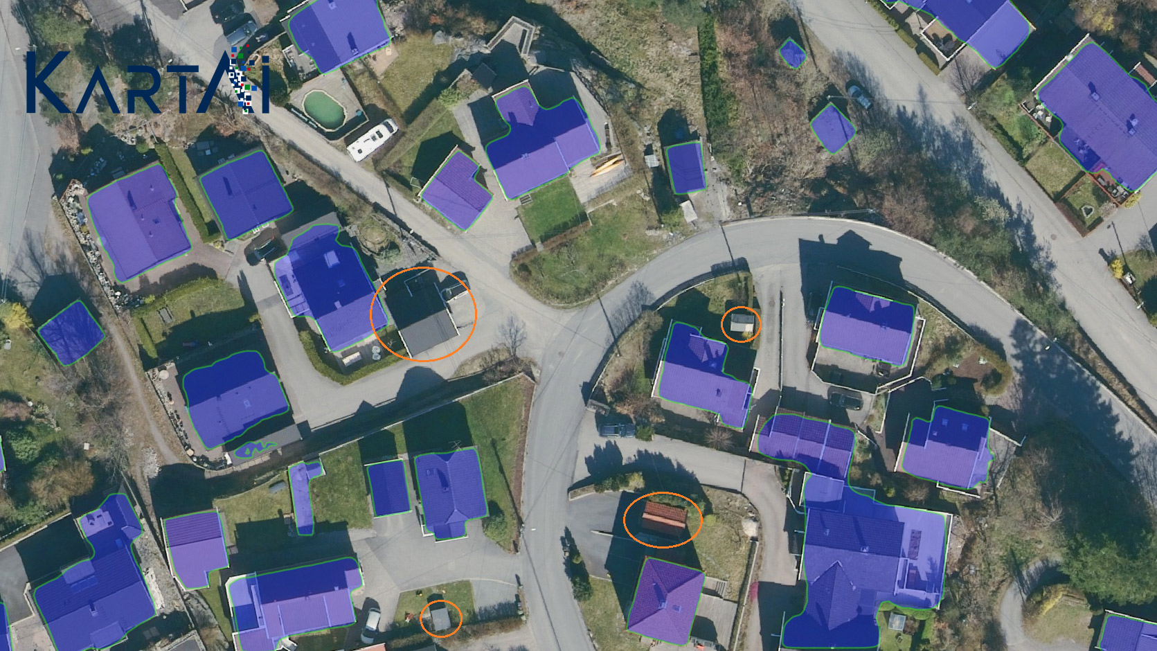 Bilde av tettbygd boligfelt i Kristiansand med bl&aring; felt som viser hvilke bygg som er funnet automatisk, og bygg som ikke er fanget opp av den kunstige intelligensen er ringet rundt.