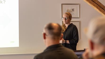 Kommuneansatt ved prosjektorlerret. Foto: Iver Daaland Åse