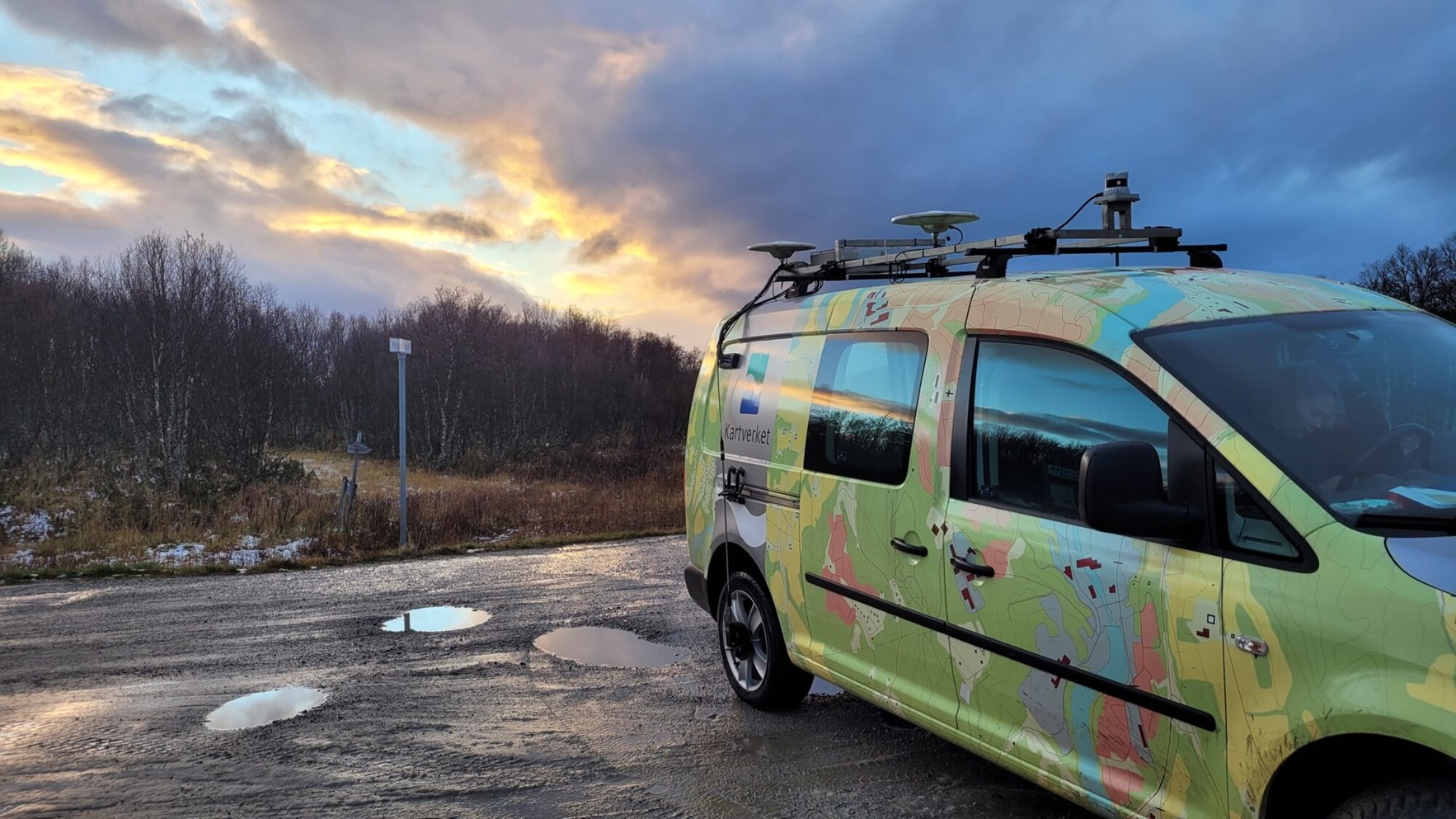 Bil fra Kartverket med posisjonsantenne på taket
