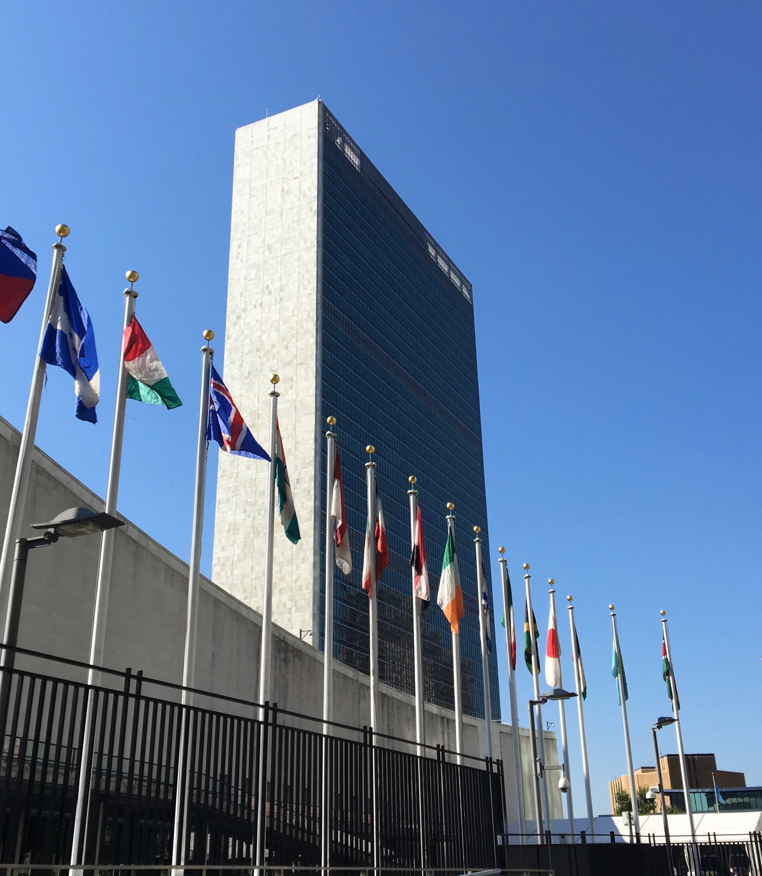 FN-bygningen med flaggborg foran.