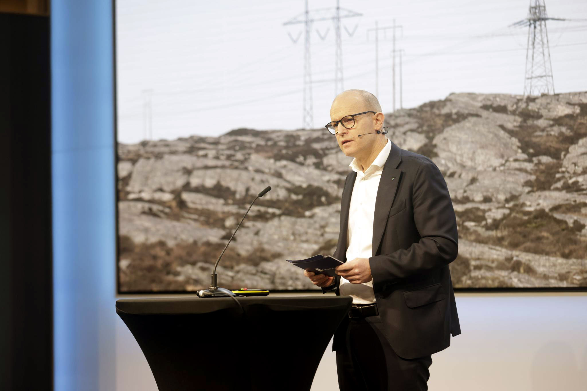 Mannlig kartverkssjef p&aring; podium under overrekkelse av Kartverkets statusrapport