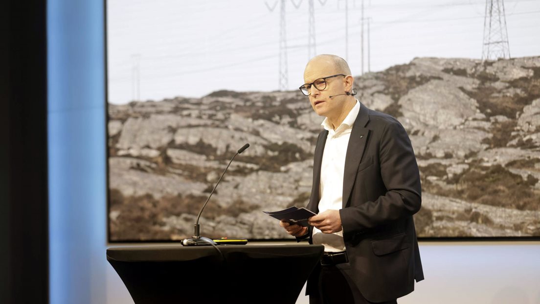 Mannlig kartverkssjef på podium under overrekkelse av Kartverkets statusrapport