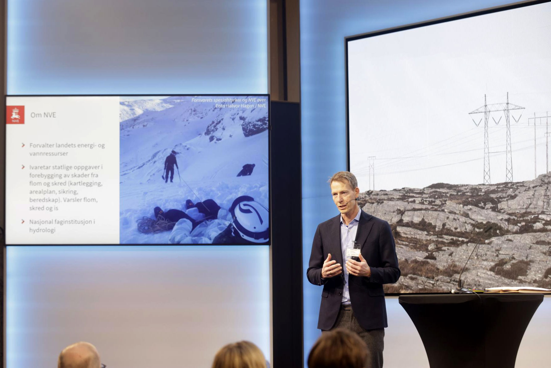 Mannlig leder fra NVE p&aring; podium under overrekkelse av statusrapport fra Kartverket.