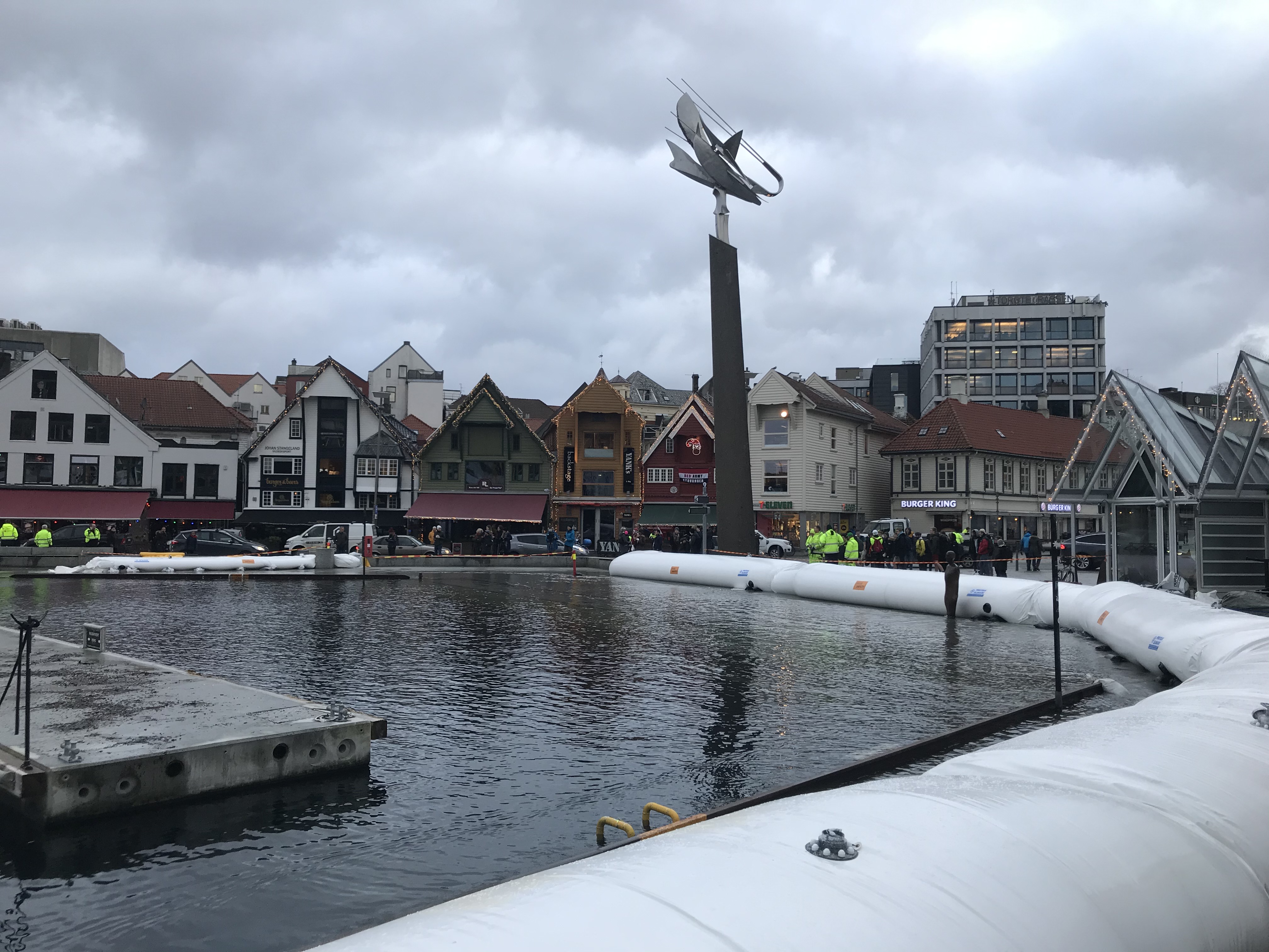 Stormflo i Stavanger havn der flomvoll er lagt ut i sjøkanten.