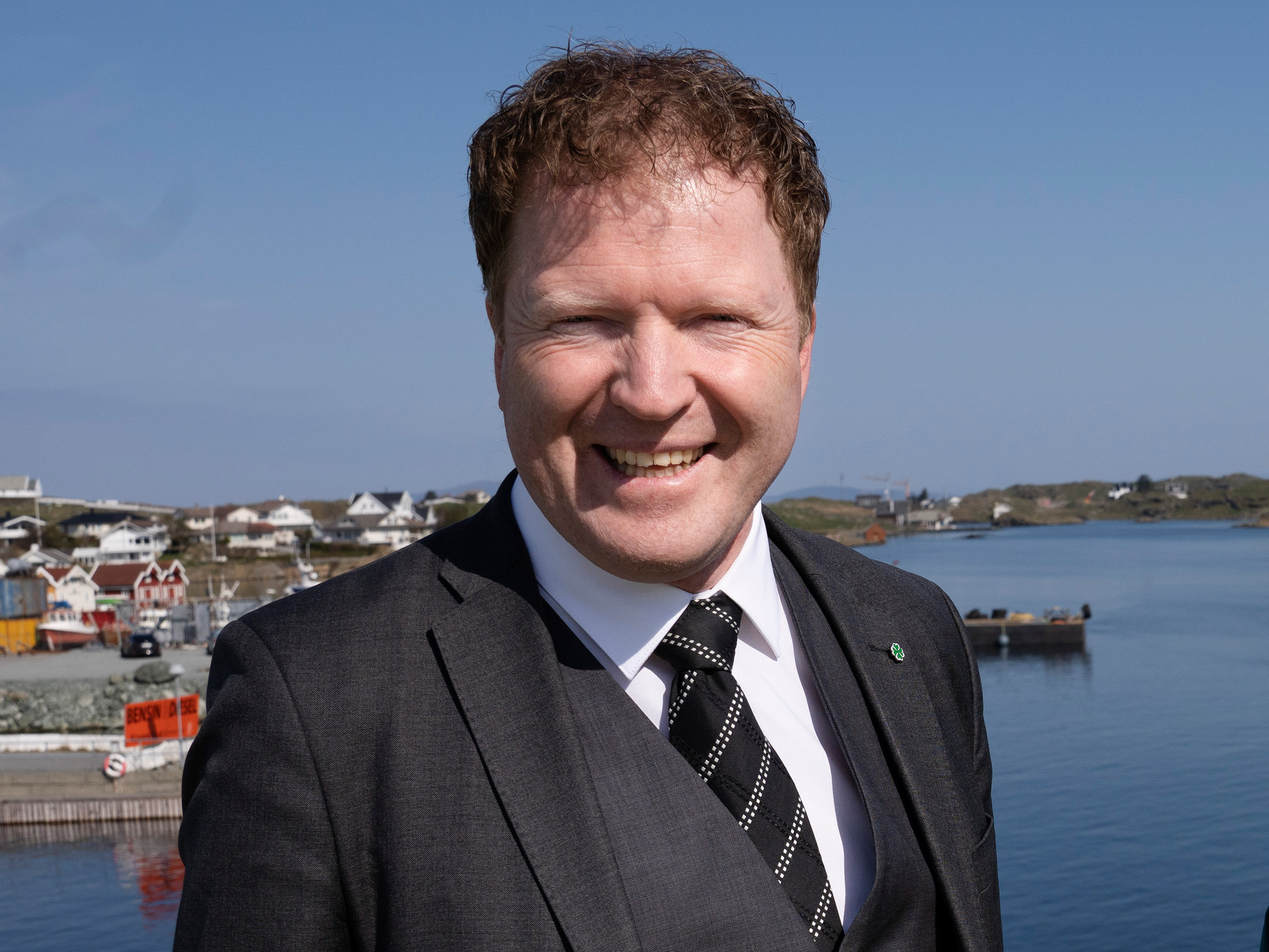 Statsråd Sigbjørn Gjelsvik. Utsikt til Kvitsøy hamn i bakgrunnen. Foto: Marie von Krogh