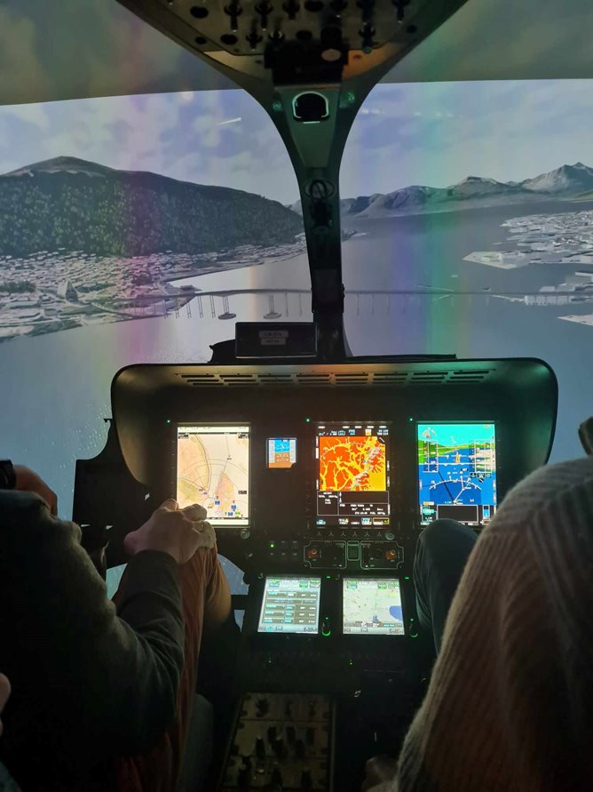 Innvendig bilde fra Norsk luftambulanses helikoptersimulator som viser utsikt over Tromsø