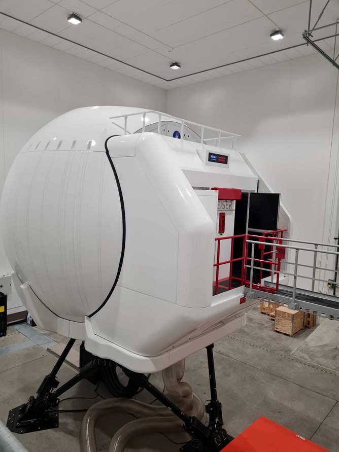 Helikoptersimulatoren til Norsk luftambulanse sett utenfra.
