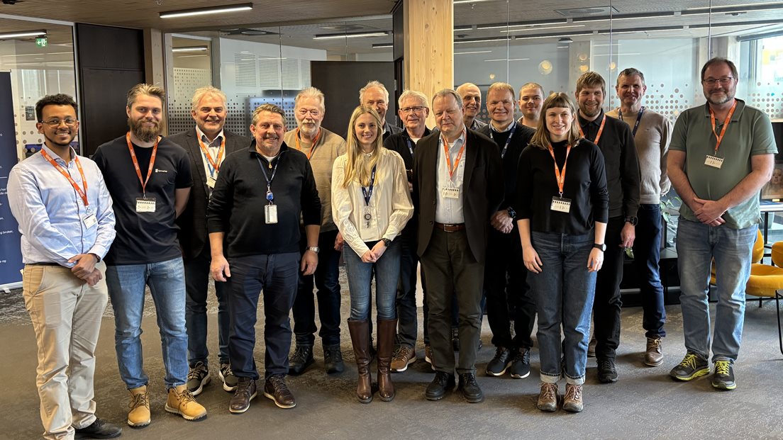 Personale fra NRL og Luftfartstilsynet og BKK p&aring; kontoret i Bergen