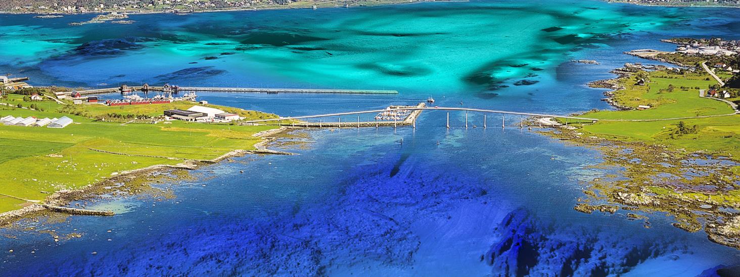 Flyfoto av Søre Vaulen i Herøy kommune. Terrengmodell av havbunn er redigert inn. Fotomontasje.