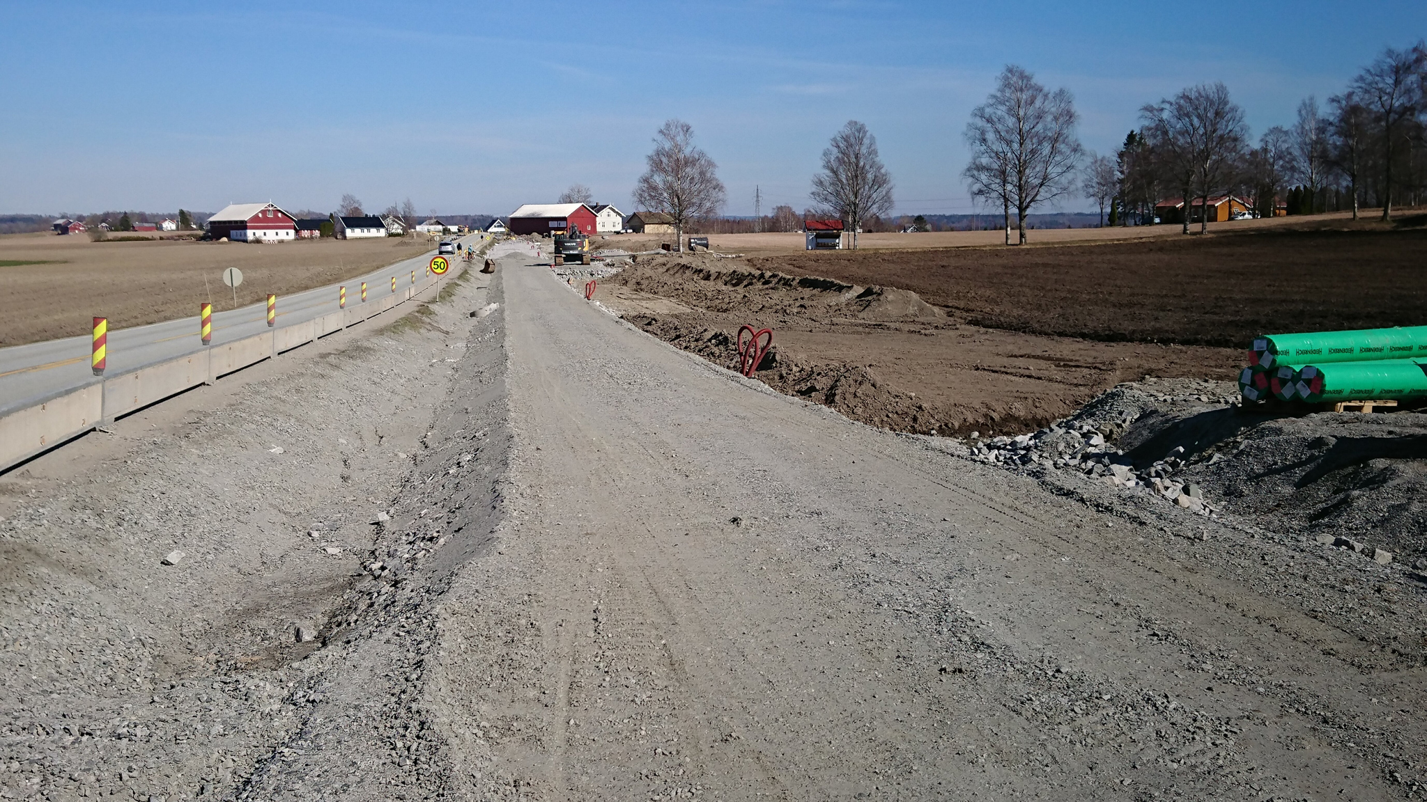 Dyrket jord langs Osloveien i Frogn er gravd opp for &aring; gi plass til ny gang- og sykkelvei.