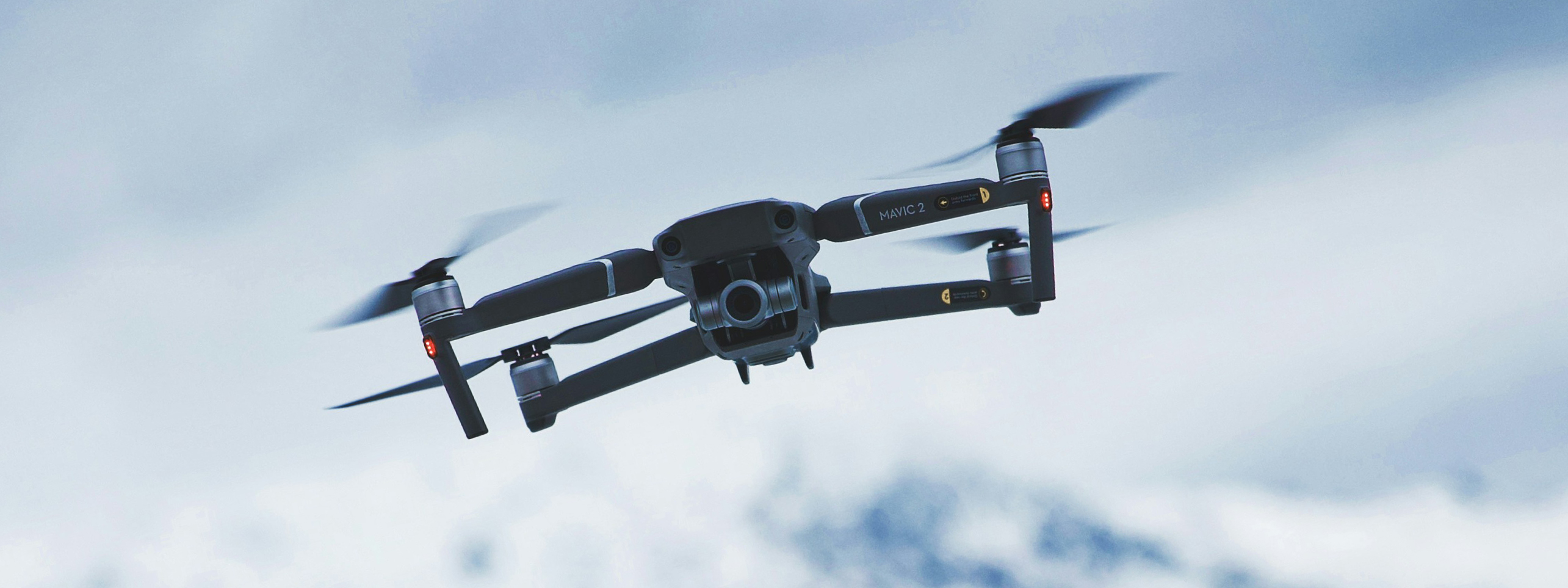 Drone i lufta med klar blå himmel som bakgrunn.