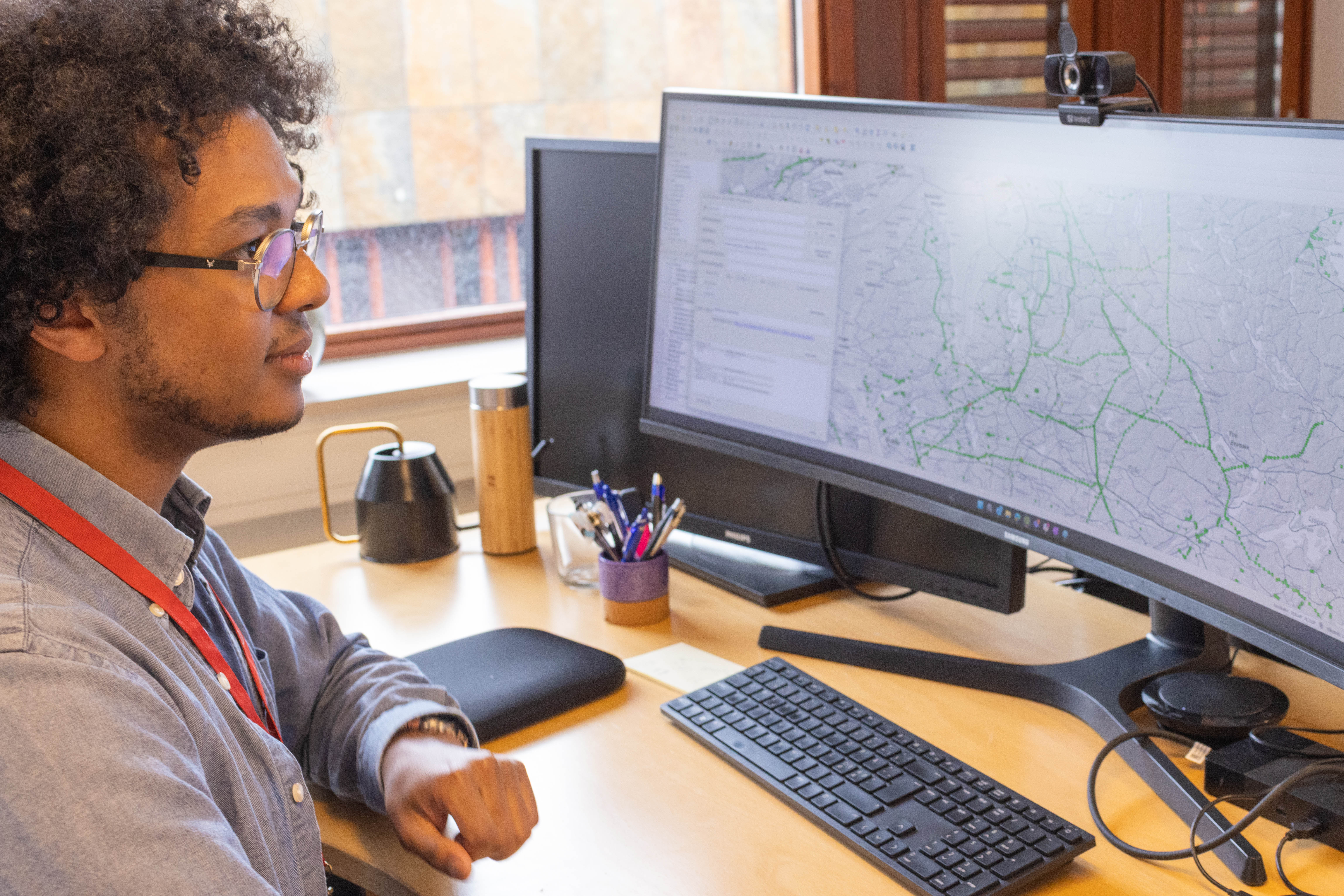 En mann ser p&aring; et p&aring; et kart p&aring; en PC-skjerm.