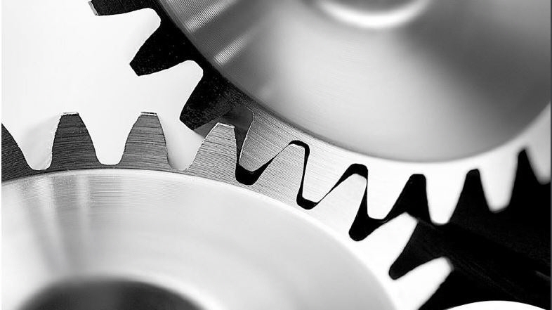 Foto av tre tannhjul som griper inn i hverandre