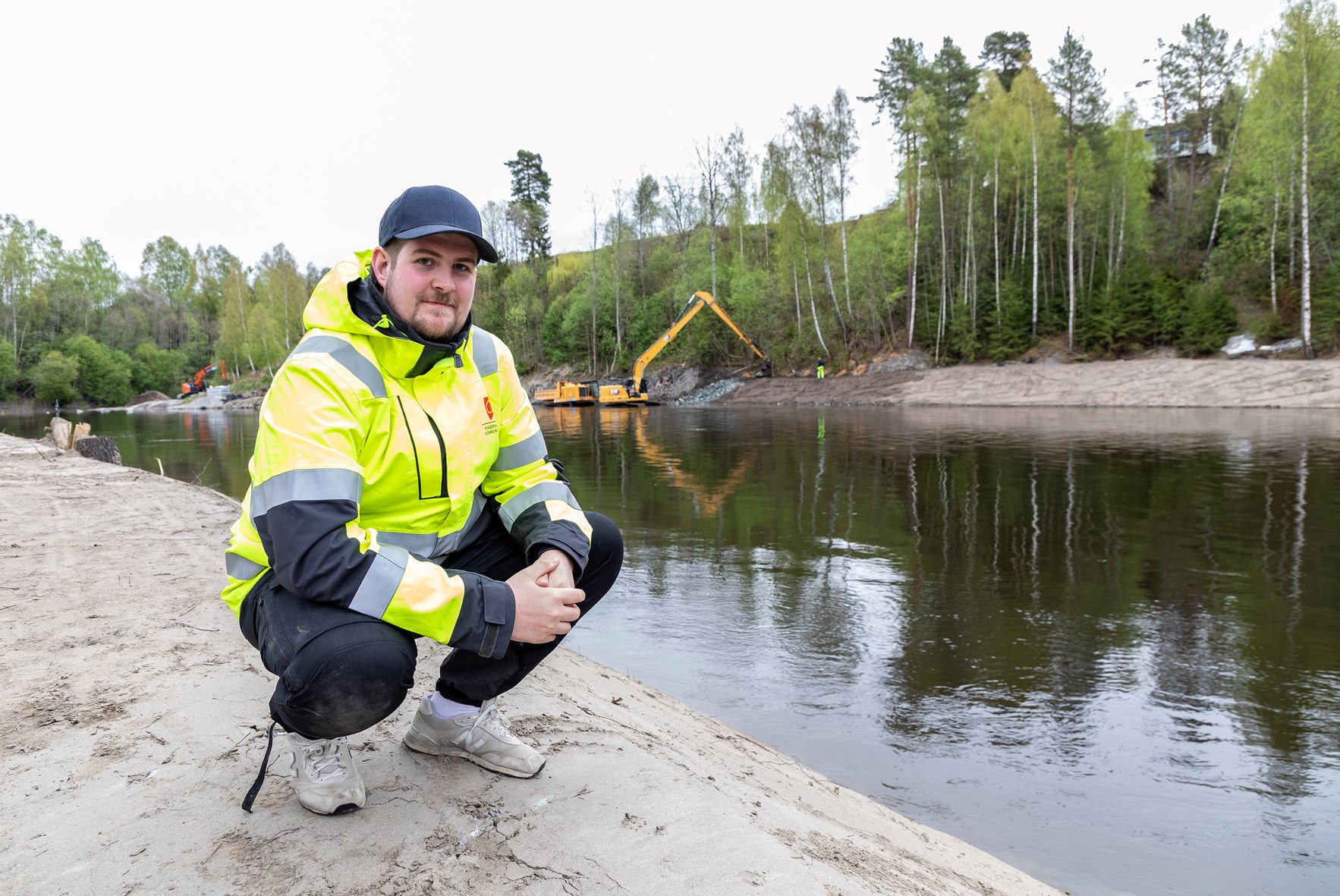 Geolog Marius Karlsen i Ringerike kommune foran flomsikring i Randselva. Foto: Åsgeir Størdal/ Kartverket