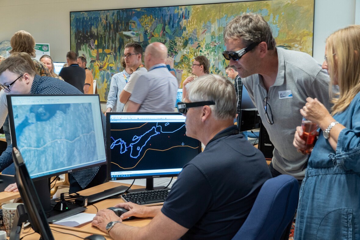 Tre mennesker med 3D-briller ser på en skjerm med kart. Foto: Louise Larsen