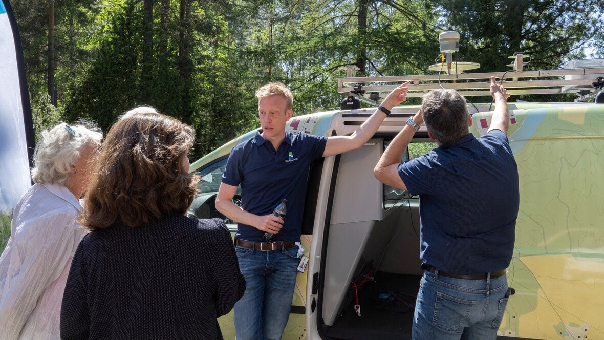 Morten Taraldsted Brunes viser fram en kartverksbil som har ulike navigasjonssensorer på taket. Foto: Louise Larsen