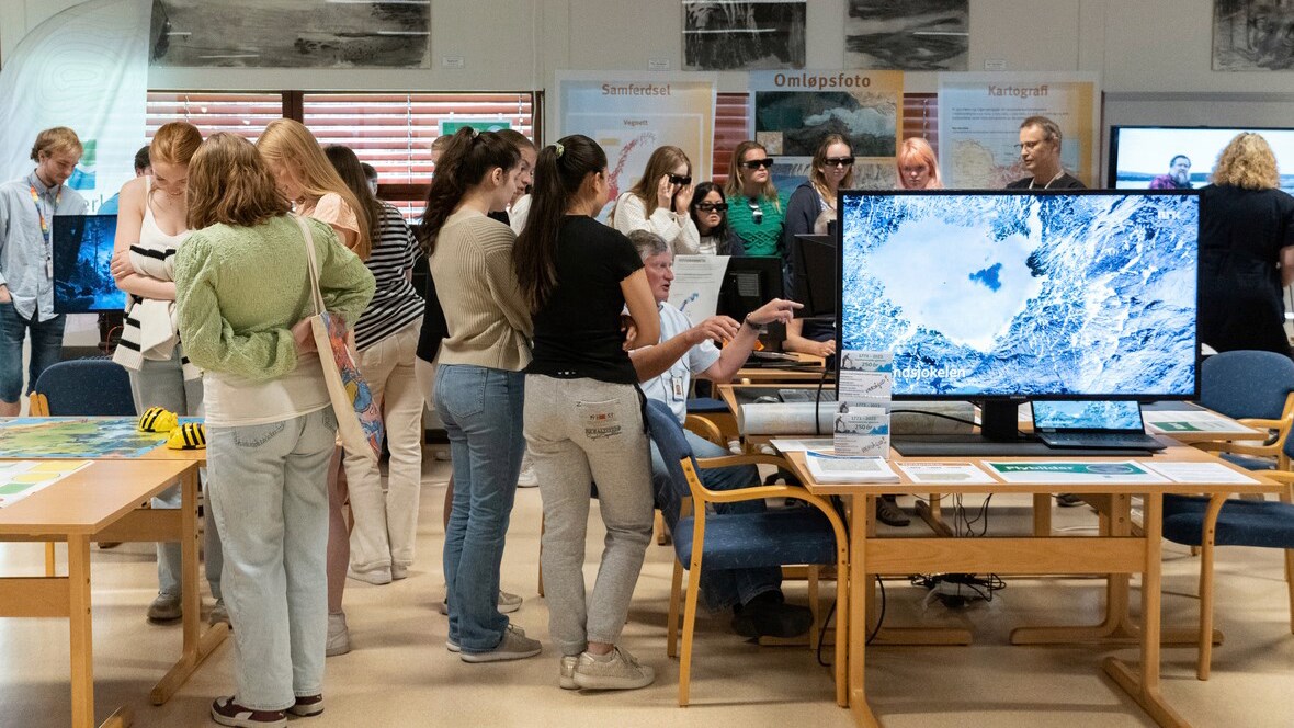 Mange skolelever kikker på utstilling hos Kartverket. Noen har 3D-briller på. Foto: Louise Larsen