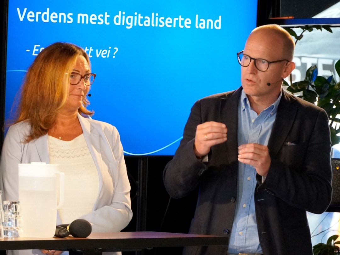 Kartverkssjef Johnny Welle i debatt på Arendalsuka sammen med Mariann Hornnes, assisterende helsedirektør i Helsedirektoratet. Verdens mest digitaliserte land, står på en skjem bak dem.