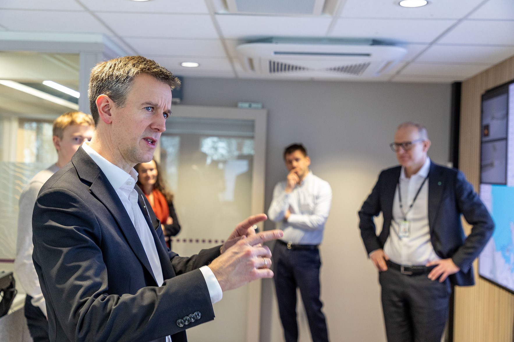 Statsråd Erling Sande i dress på Kartverkets kontrollsenter i geodesi. Foto: Åsgeir Størdal/ Kartverket
