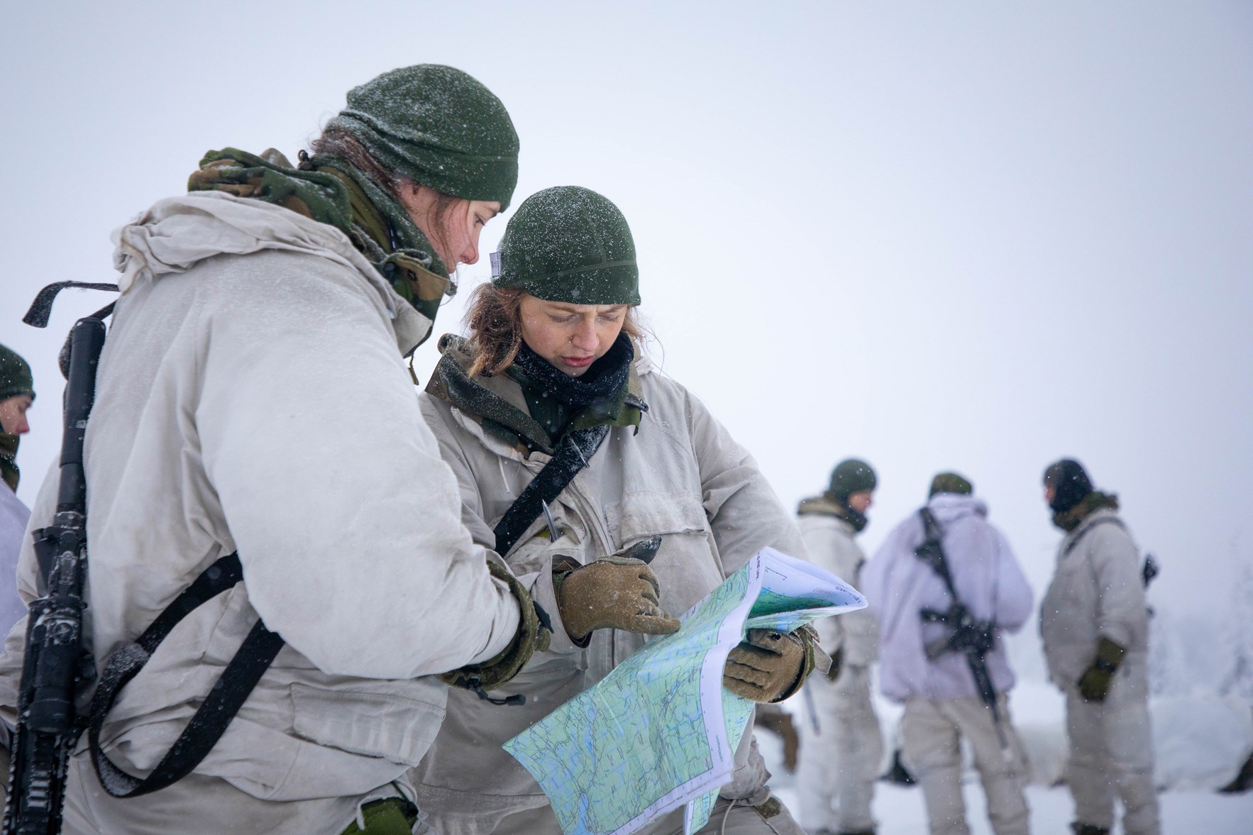 Elever p&aring; H&aelig;rens Lagf&oslash;rerskole navigerer med bruk av kart.