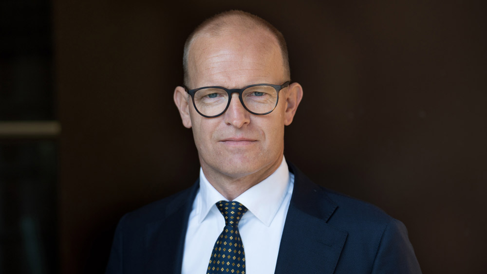 Mann i dress. Foto: Morten Brun