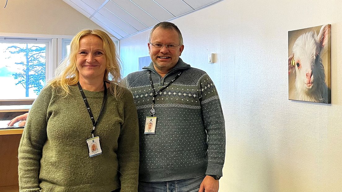 To ansatte ved Kartverkets kundesenter, Vibeke Sekse og Stig Yngve Røkenes. Foto: Kartverket