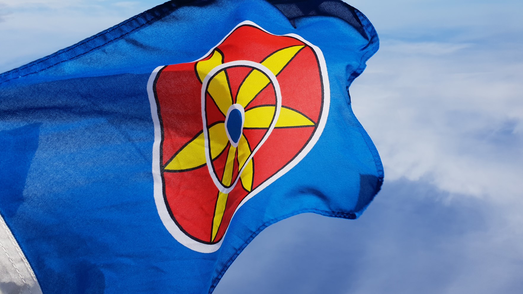 Kvensk flagg designet av Bengt Johansson-Kyrö, som bruker motivet auringonkukka (solrosen) fra den kvenske husflidskulturens tradisjonelle motivkrets (foto Arne Hauge - Ruijan-Kaiku)