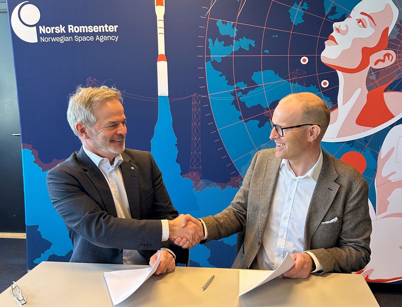Kartverkssjef og adm.dir i Norsk Romsenter håndhilser ved signering av samarbeidsavtale. Foto: Norsk Romsenter