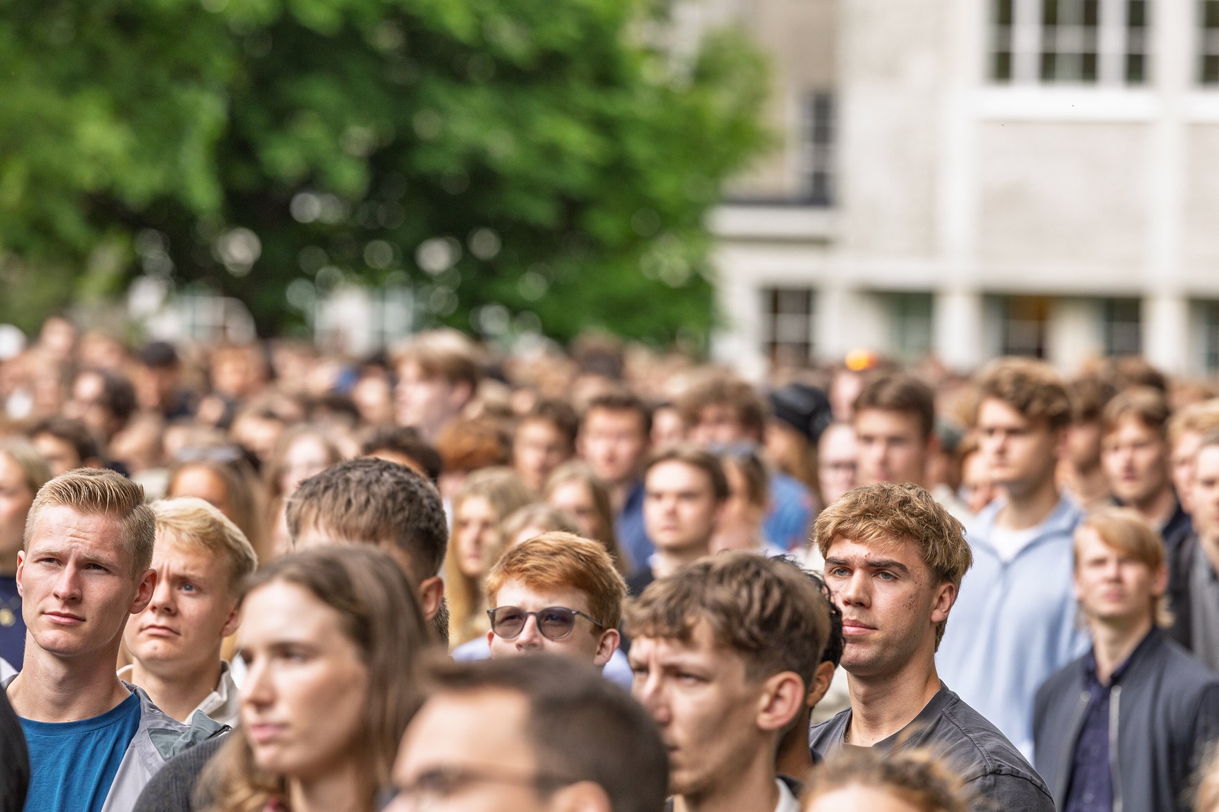 Ivrige studenter samlet utend&oslash;rs.