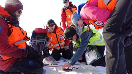Redningskorps fra Røde Kors studerer Norge 1:50 000-kart