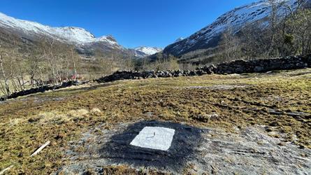 Signalmerke for landmåler med bolt i fast fjell (foto: Pers Oppmåling)
