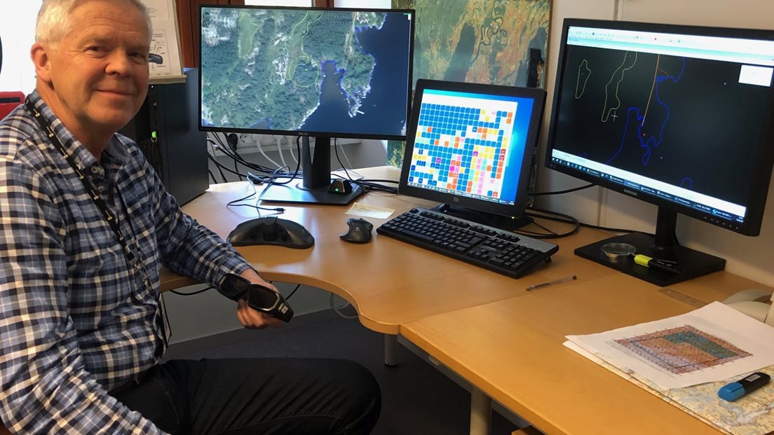 Kartverksansatt Geir-Dahl i Landdivisjonen, Datafangstavdelingen foran PC. Foto: Kartverket