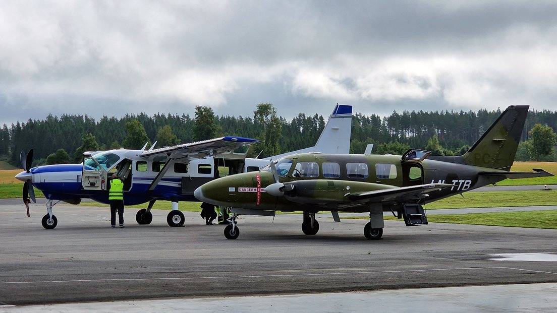 To propellfly/småfly står på en rullebane. Foto: Severin V. Klever, Field Group