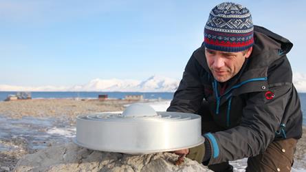  ​Forskar Halfdan P. Kierulf frå Kartverket monterar GPS og antenne på eit av Kartverkets målepunkt i Ny-Ålesund ved Kongsfjorden. Foto: Bjørn-Owe Holmberg